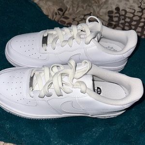 Color is white air forces size 5/5 a little to small for me